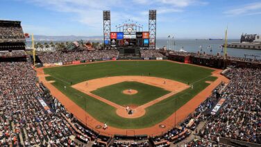 SAN FRANCISCO, CA &#8211; APRIL 27:  A general view of the San Francisco Giants playing the Los Angeles Dodgers at AT&amp;T Park on April 27, 2017 in San Francisco, California.  (Photo by Ezra Shaw/Getty Images)

