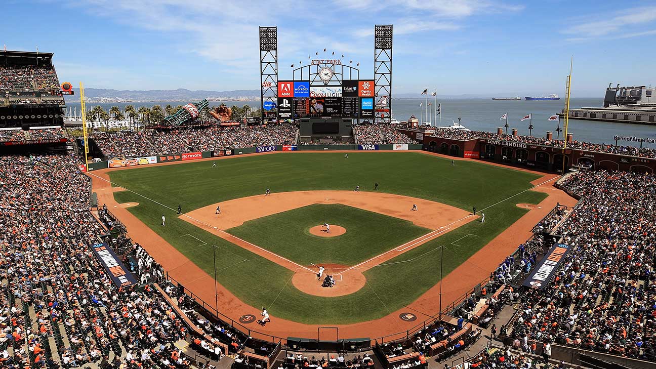 SAN FRANCISCO, CA &#8211; APRIL 27:  A general view of the San Francisco Giants playing the Los Angeles Dodgers at AT&amp;T Park on April 27, 2017 in San Francisco, California.  (Photo by Ezra Shaw/Getty Images)
